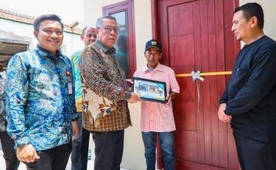 Walikota Benyamin Davnie dan Kepala Disperkimta Tangsel, Aries Kurniawan, serahkan kunci rumah kepada warga penerima program RUTLH 2023 di Kecamatan Ciputat.