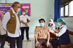 Bupati  Tangerang Tinjau  Vaksinasi  Pelajar di SMA 3 Curug