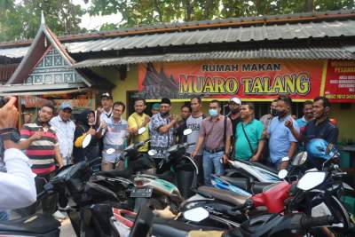 Warga minang siap memenangkan pasangan Helldy-Sanuji&nbsp; saat deklarasi di salah satu rumah makan yang berada di Pasar Kranggot, Kelurahan Sukmaya, Kecamatan Jombang, Senin (27/7/2020).&nbsp;