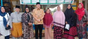 Wakil Bupati Serdang Bedagai, Adlin Umar Yusri Tambunan foto bersama emak-emak saat menggelar Safari Ramadhan di Tanjung Beringin.