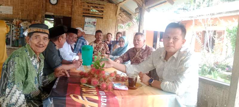 Wakil Bupati Serdang Bedagai, Adlin Tambunan sambil minum kopi tampung aspirasi masyarakat Desa Silau Rakyat.