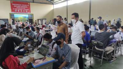 Kepala Sekolah SMKN 1 Cilegon Widodo mendampingi Kepala Bidang SMK Dinas Pendidikan Provinsi Banten meninjau vaksinasi di SMK N 1 Cilegon, Selasa (21/9/2021).