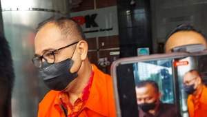 Tersangka Rafael Alun Trisambodo usai pemeriksaan di Gedung KPK, Jakarta.