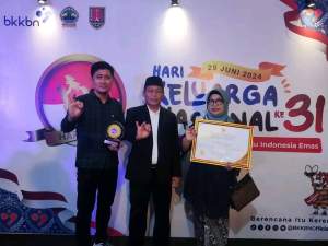 Walikota Tanjungbalai Terima Piagam Penghargaan Dari Kepala BKKBN
