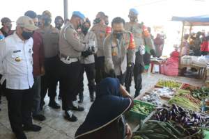 Kapolresta Tangerang Bersama Polwan Bagi bagi Masker Di Pasar Mauk
