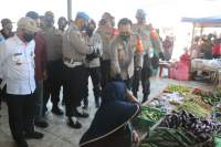 Kapolresta Tangerang Bersama Polwan Bagi bagi Masker Di Pasar Mauk