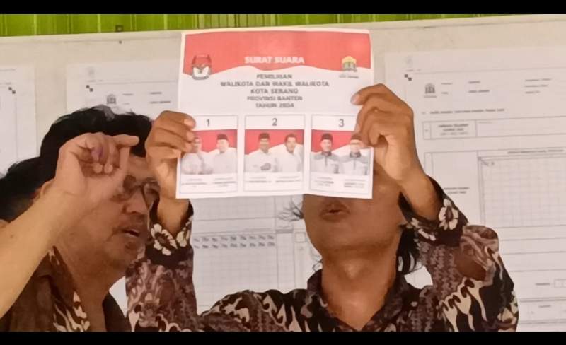 Di TPS 01 Ratu Ria Mencoblos, Ketua PAC Gerindra Kecamatan Serang Menangkan Budi Agis