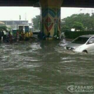 Mobil nekat terobos banjir di Jl.Yos Sudarso