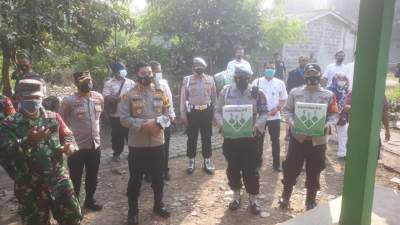 Kapolresta Tangerang Berikan Sembako untuk Warga Sindang Jaya yang Jalani Isoman