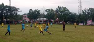 Pemain Martebing FC rebutan  bola dengan FC Bintang Kejora dalam pertandingan laga Korkopimda cup U-23.