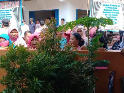 Pertanyakan BLT Dana Desa, Sejumlah Emak-emak Geruduk Datangi Desa Pabuaran