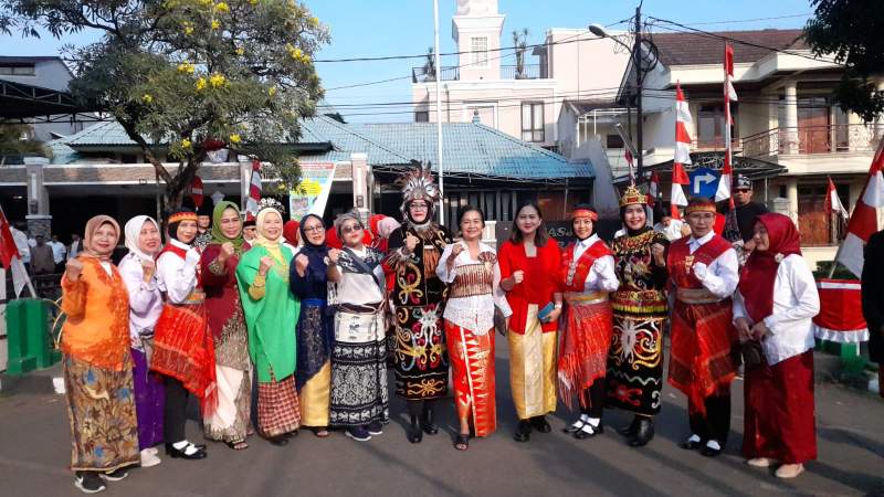 Panitia dan petugas HUT ke 78 RI yang sebagian ibu-ibu perumahan usai upacara apel bendera di RW 09 Bintaro Sektor 4.