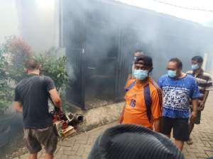 Antisipasi DBD, Warga Kelurahan Kelapa Indah Lakukan Fogging Secara Swadaya