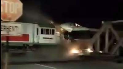 Breaking News! KA Brantas Tabrak Truk Trailer di Semarang