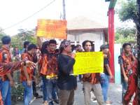 Warga dan Ormas PP Geruduk Kantor Camat Mekar Baru