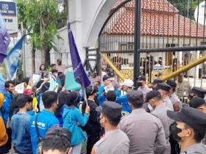 Himpunan Mahasiswa Gelar Aksi Demo di Kantor Kejati Banten