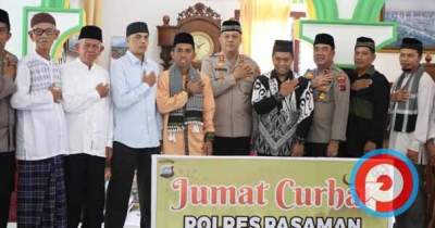 Kapolres Pasaman AKBP Yudho Huntoro,SIK,M.I.K foto bersama masyarakat pada acara Jumat Curhat di Masjid Raya Jihad.