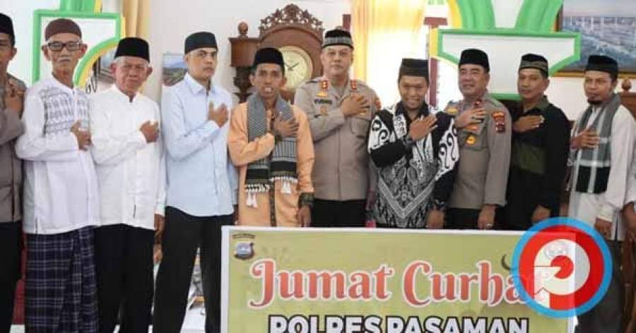 Kapolres Pasaman AKBP Yudho Huntoro,SIK,M.I.K foto bersama masyarakat pada acara Jumat Curhat di Masjid Raya Jihad.