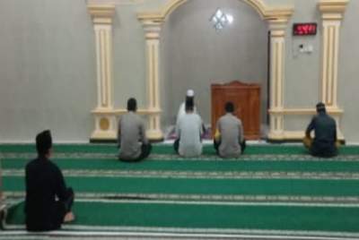 Rutin Bangun Pagi, Polsek Mancak Gelar Solat Subuh Berjamaah