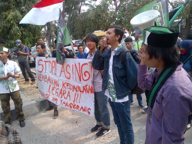  HMI saat aksi depan kantor Imigrasi Tangerang