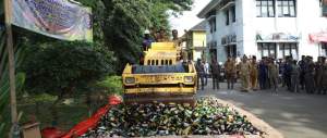 Hari Kesadaran Nasional, Pemkot Serang Musnahkan Ratusan Botol Miras