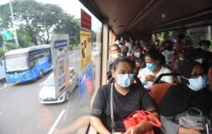 Ilustrasi suasana di bus Transjakarta.