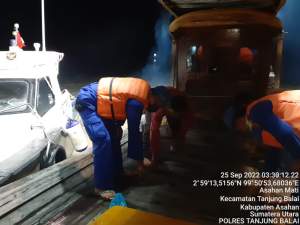 Kapal Tanpa Nama di Hentikan Personil Satpolair Polres Tanjungbalai Saat Patroli Perairan Guna Dilakukan Pemeriksaan