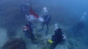 Prosesi pengibaran bendera bawah laut yang dilaksanakan POSSI Banten