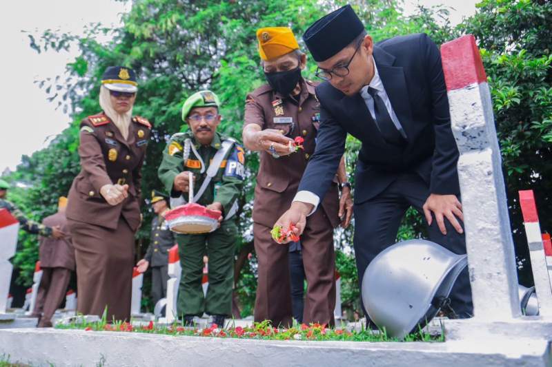 Peringati Hari Pahlawan, Pemkot Tangsel Gelar Upacara dan Tabur Bunga di TMP Seribu