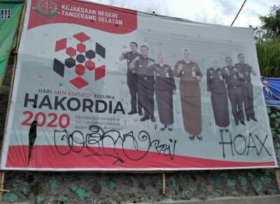 Baliho milik Kejari Tangsel di sekitaran bundaran Ciater di corat-coret oleh OTK.