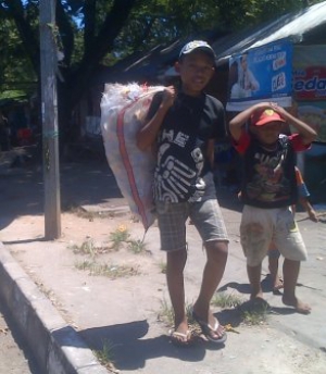 Sosok Dipa dan adiknya harus berjuang hidup disaat anak-anak sebaya bersekolah dan bermain