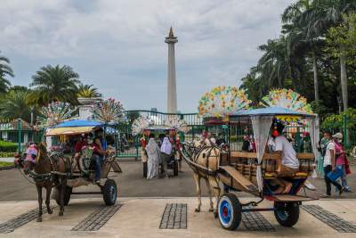 Sejumlah delman sedang mangkal di Kawasan Monas, Gambir, Jakarta Pusat.