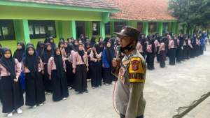 Cegah Tawuran Bhabinkamtibmas Gelar Sosialisasi di SMA PGRI Sindang Sono