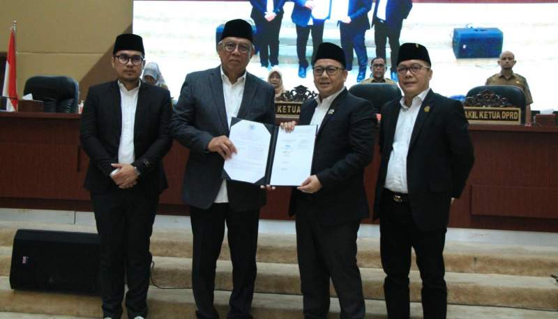 Wali Kota Benyamin Davnie dan Ketua DPRD Tangsel Abdul Rasyid menyetujui Raperda Perhubungan menjadi Perda. Keduanya didampingi masing-masing wakilnya, Pilar Saga Ichsan dan Iwan Rahayu.