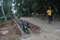 Warga Desa Sindangkarya Membangun Drainase dan TPT