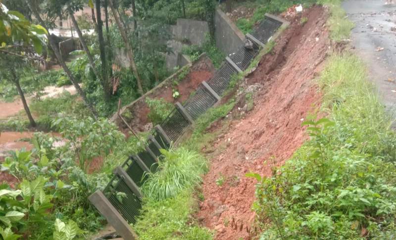 Pagar turap yang longsor di Kelurahan Keranggan, Kecamatan Setu.