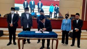 Walikota Benyamin Davnie dan petinggi DPRD Tangsel tandatangani Raperda LKPj APBD 2021.