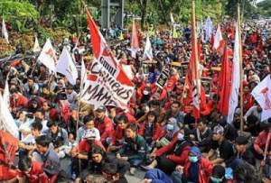 Ribuan Buruh Asal Tangerang Demo Tolak Kenaikan Harga BBM di DPR RI