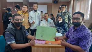 Anggota DPRD Tangsel Drajat Sumarsono dan Ari Wibawa menyaksikan pembagian sertifikat PTSL di Kecamatan Ciputat.