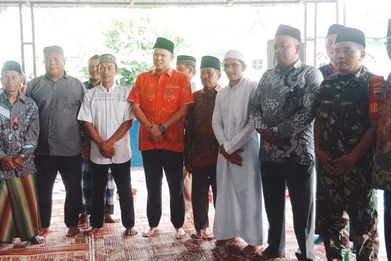 Wakil Bupati, Adlin Tambunan saat melakukan safari Jumat di Desa Sei Buluh, Kecamatam Teluk Mengkudu