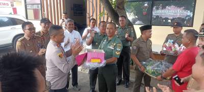 Kapolsek Pasar Kemis Diberikan Kado HUT Bhayangkara