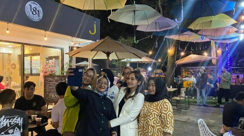 Owner 181 Coffee Ika Puspita Sari (blazer putih) bersama Anggota DPRD Tangsel, mulyanah Anwar dimintai swa foto bersama pengunjung cafe.
