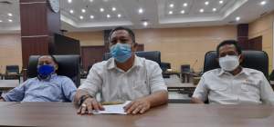 Muhamad Aziz dan Anggota Pansus Kerjasama Penanganan Sampah lainnya, Wawan Syakir Darmawan dan Drajat Sumarsono.