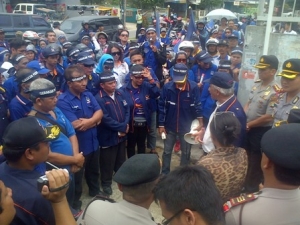 Depok- Simpatisan dan caleg Nasdem Depok Geruduk KPUD terkait Pengusiran di Lapangan Merah,Minggu (16/3)