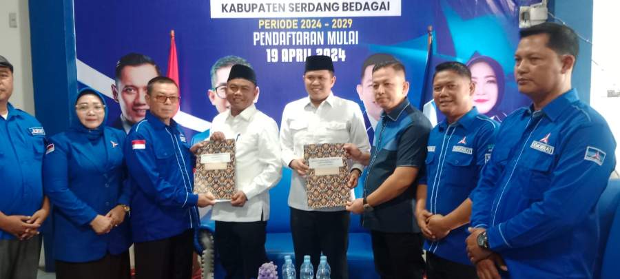 Darma Wijaya dan Adlin Tambunan mengembalikan formulir Balon Bupati dan Wakil Bupati ke kantor DPC Demokrat Serdang Bedagai.