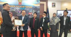 Ketua BK DPRD Tangsel, Julham Firdaus menyerahkan sertifikat penghargaan kepada tujuh anggota DPRD Tangsel penerima BK Award 2023.