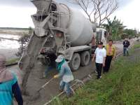 Kadis PUPR Serdang Bedagai, Johan Sinaga menunjau langsung proyek rabat beton di Pasar Rodi.