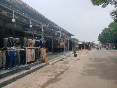 Waduh! Bahu Jalan di Pasar Kemis Berubah Jadi Kios Permanen