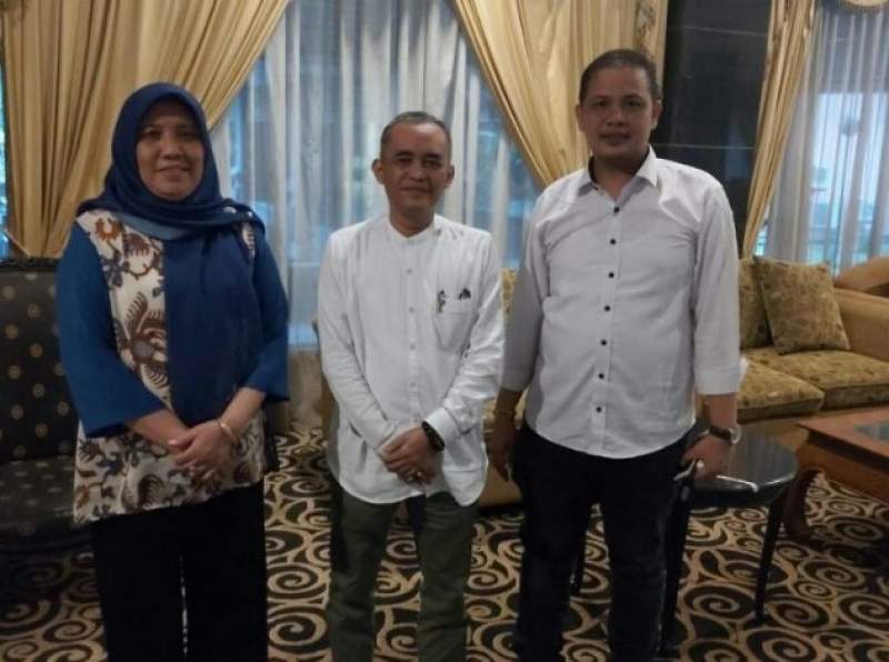 : Bendahara PAN Cilegon Rosyid Haerudin (tengah) saat bertemu dengan Ratu Ati Marliati dan Ketua Relawan RAM Isro Mi’roj.