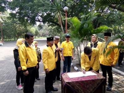 Pengurus GOlkar Kota Tangerang saat ziarah ke TMP Taruna.